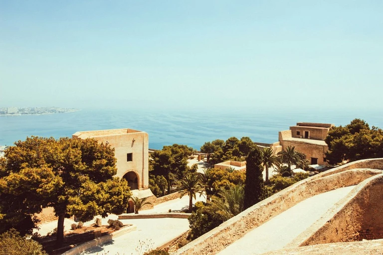 Různé typy nemovitostí na Costa Blanca s výhledem na moře