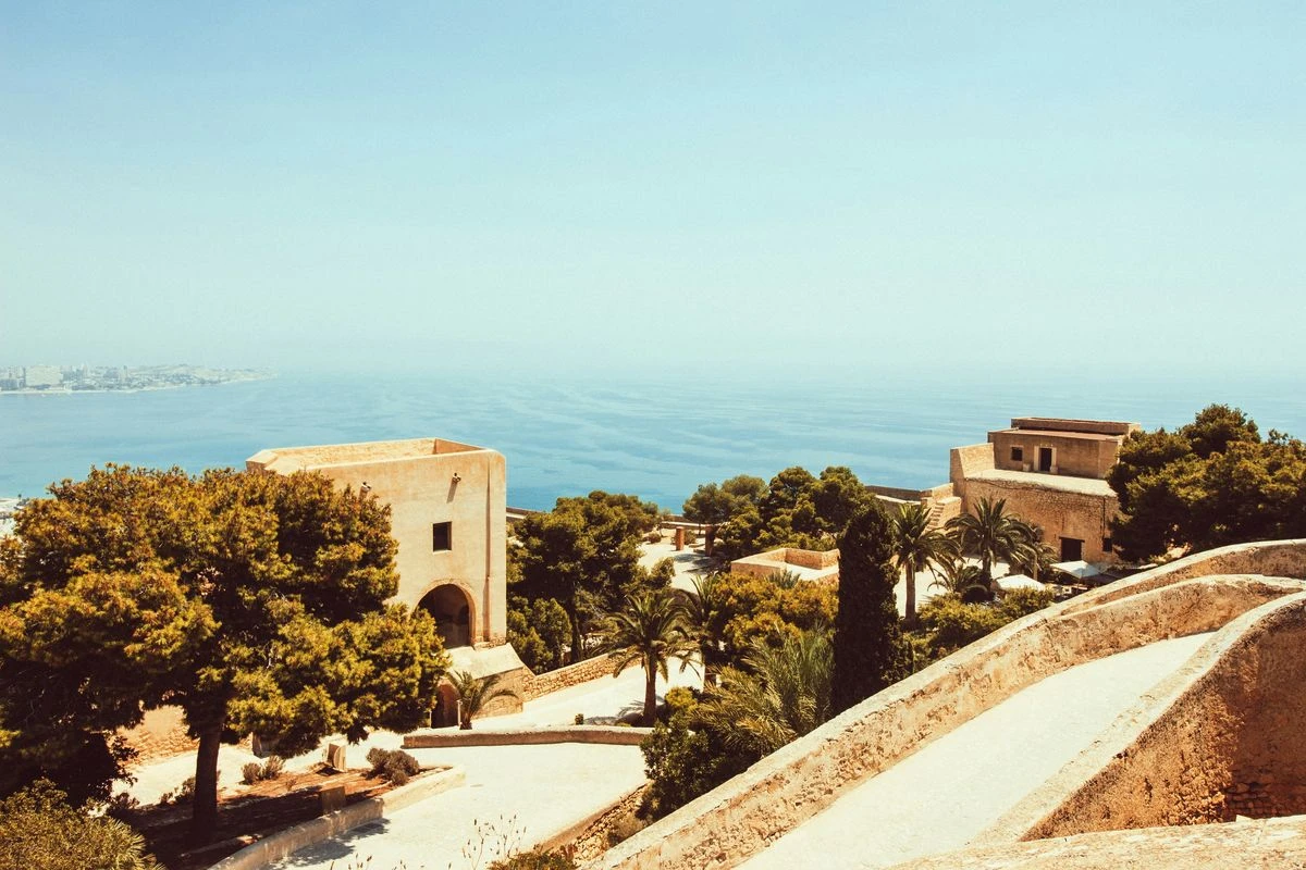 Různé typy nemovitostí na Costa Blanca s výhledem na moře